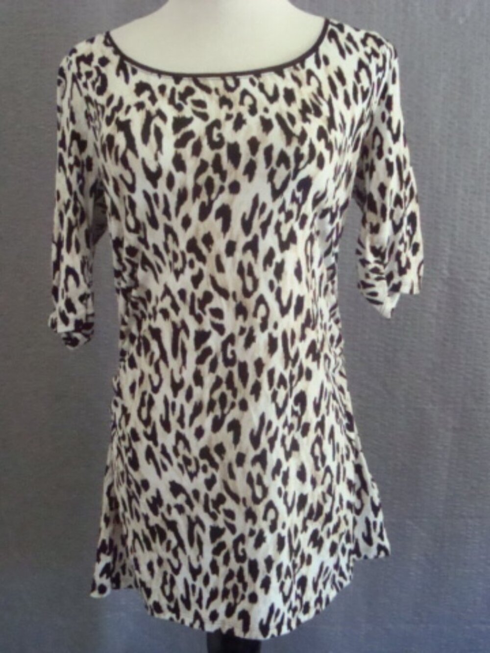 White House Black Market Short Sleeve Animal Print Key Hole Back Top sz M